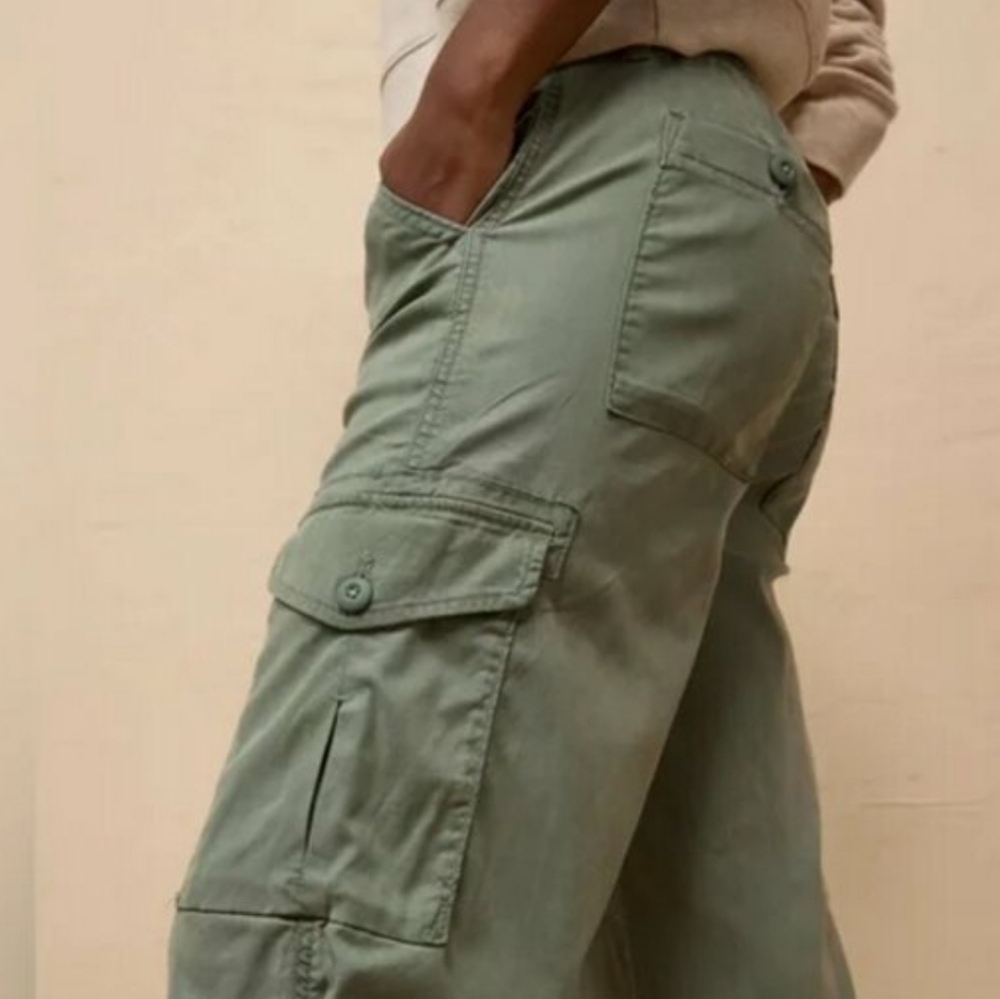 American Eagle Dreamy Drape Mid Rise Baggy Wide Leg Cargo Pants - Picture 8 of 9